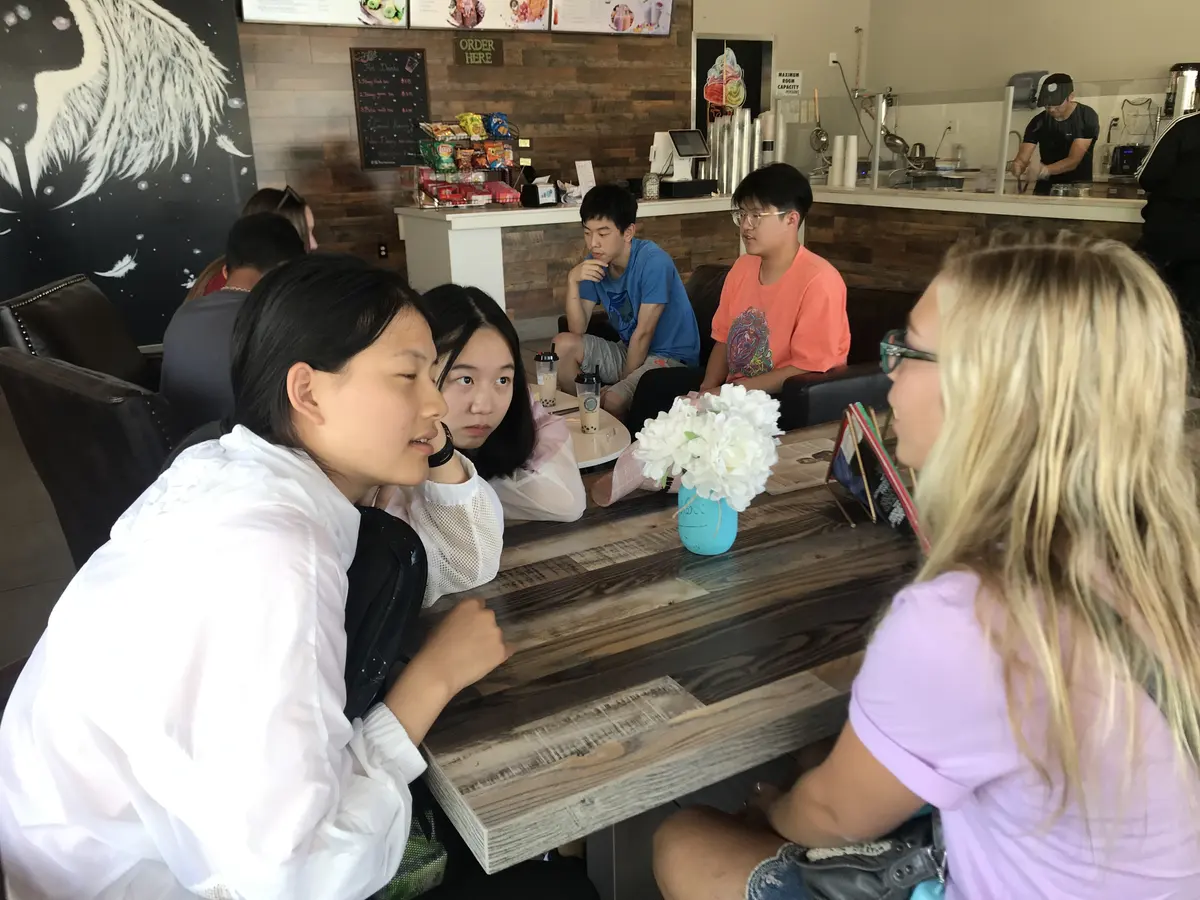 中外学生在美国餐厅或公共空间交流