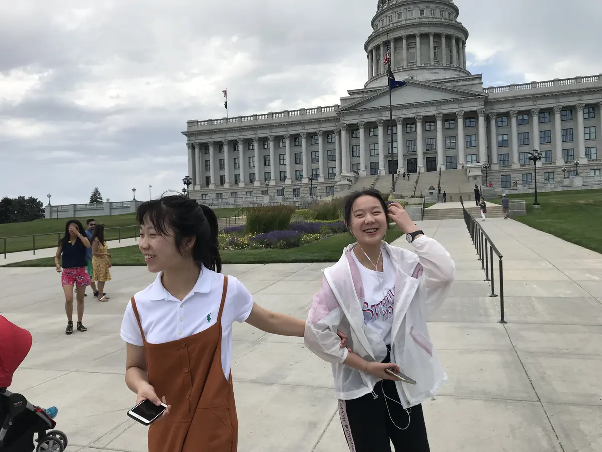 中国学生在美国州政府或公共建筑前参访