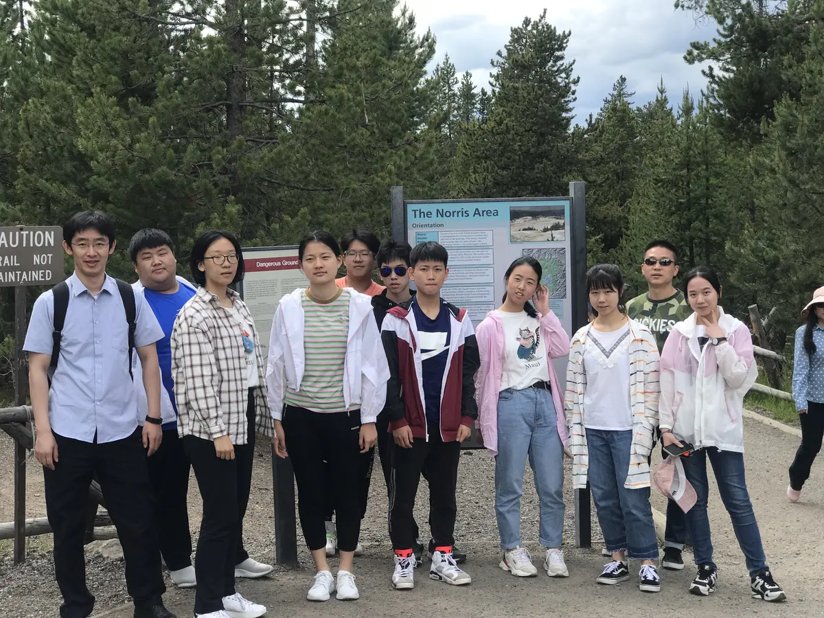 学生团队在美国自然景点或参访点集体合影