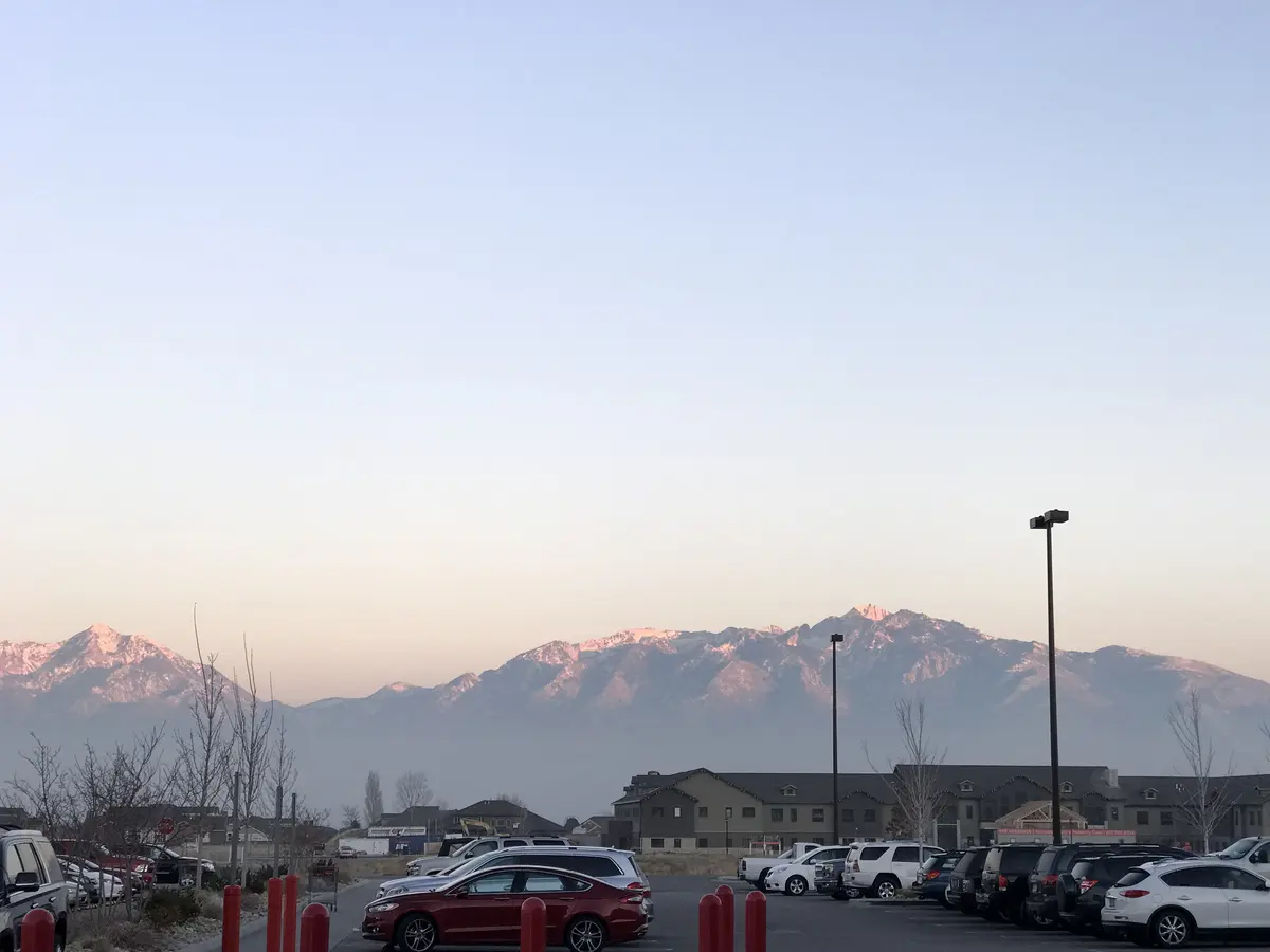 犹他州住宅区与傍晚雪山景观
