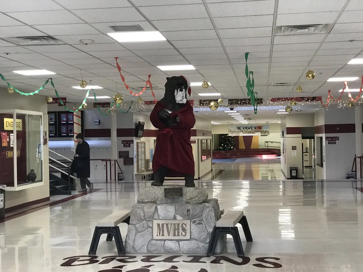 Mountain View High School校园大厅与吉祥物展示
