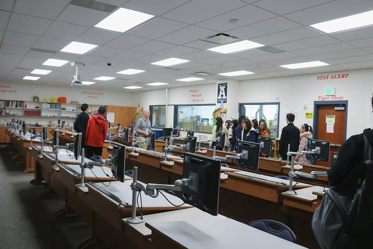 美国学校课堂或图书馆内的学生学习活动