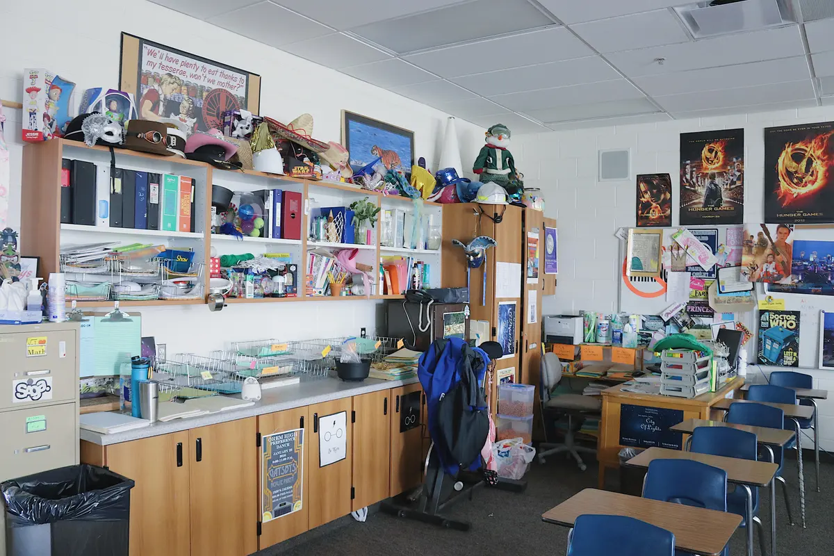美国学校艺术教室与丰富的学生作品和课程材料