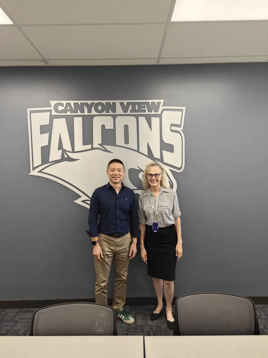 F²EDU团队成员与Canyon View High School代表合影