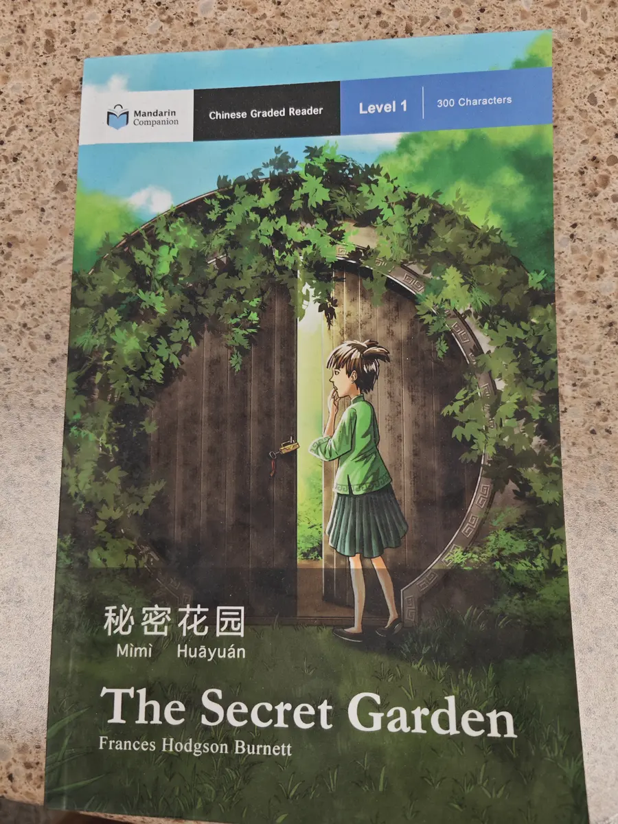 美国中文教室内展示的学生中文故事主题作品