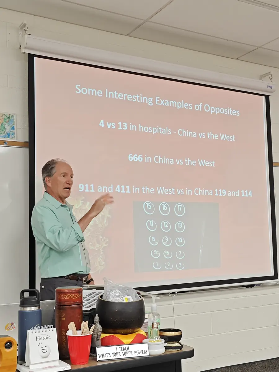 美国教师在中文课堂讲解中西文化与数字表达差异