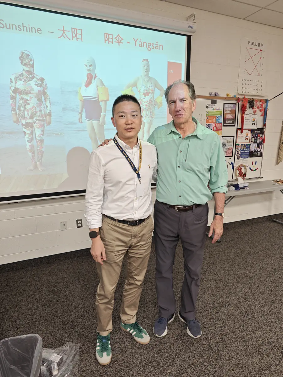 F²EDU负责人在美国学校与当地教师合影