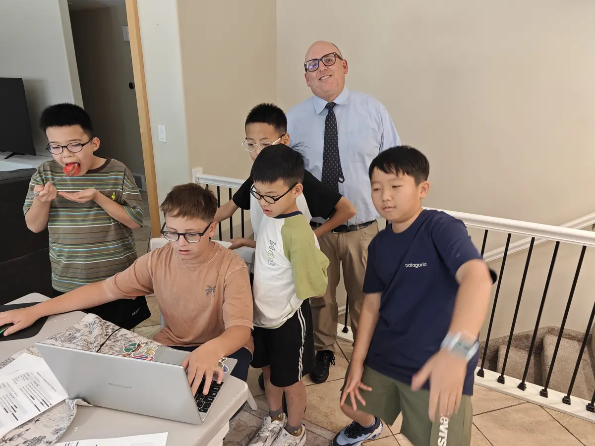 美国接待家庭成员与中国学生在家中学习互动