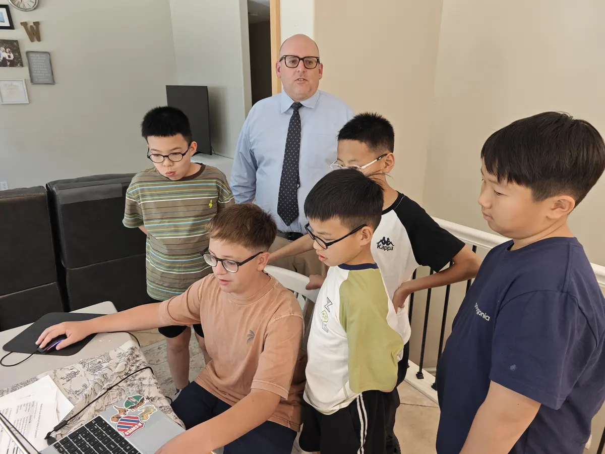 美国接待家庭成员与中国学生在家中学习互动的另一画面