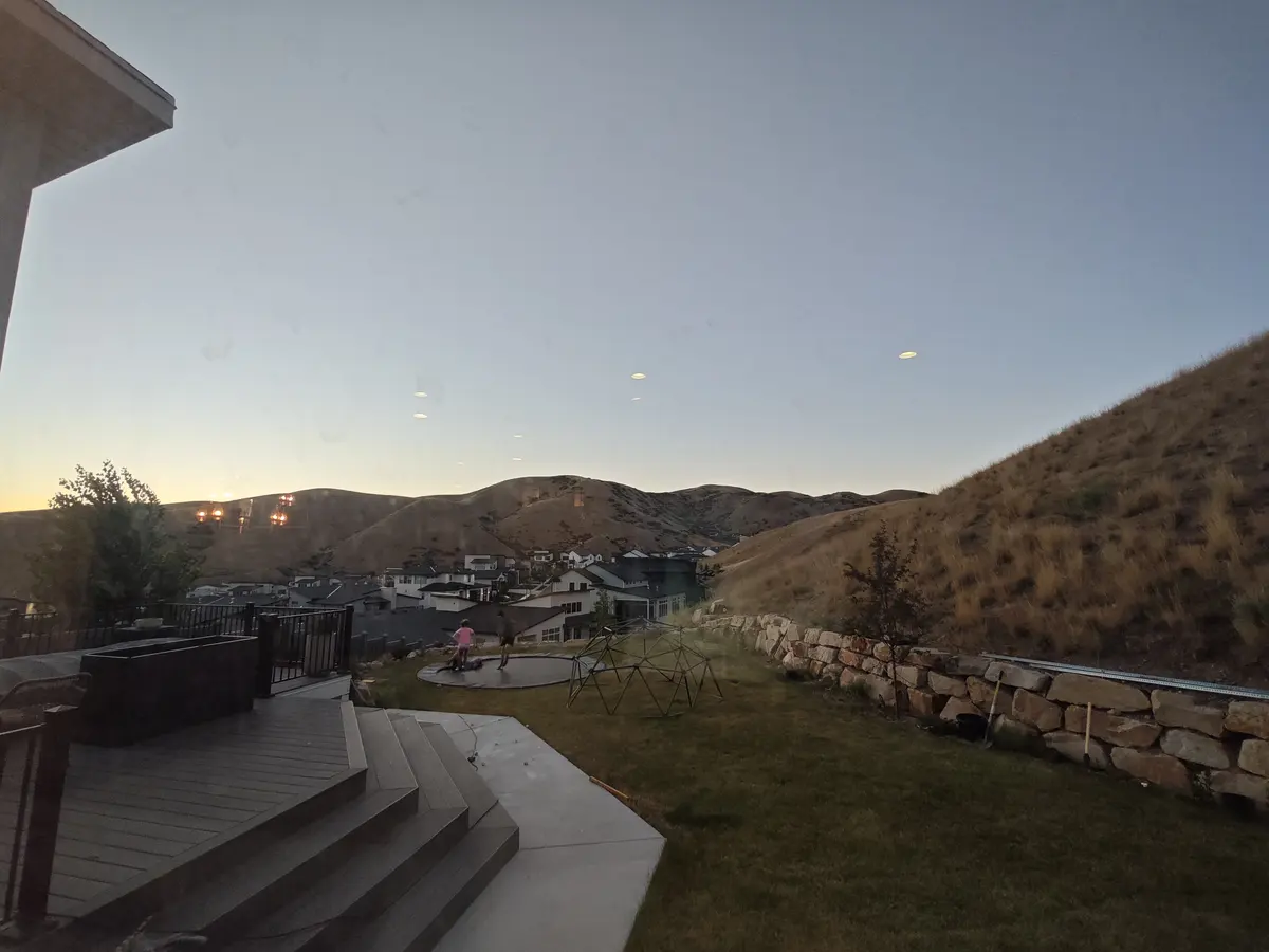 美国接待家庭所在山地社区日落与住宅环境