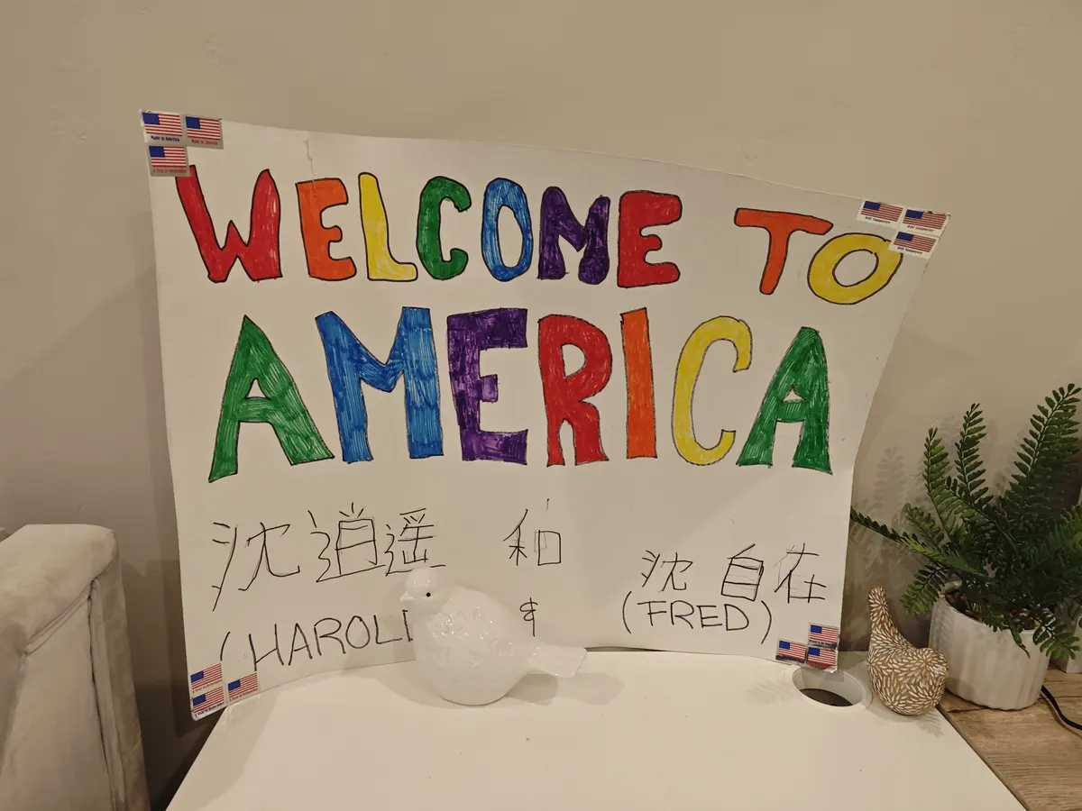 美国接待团队为抵达学生准备的欢迎牌
