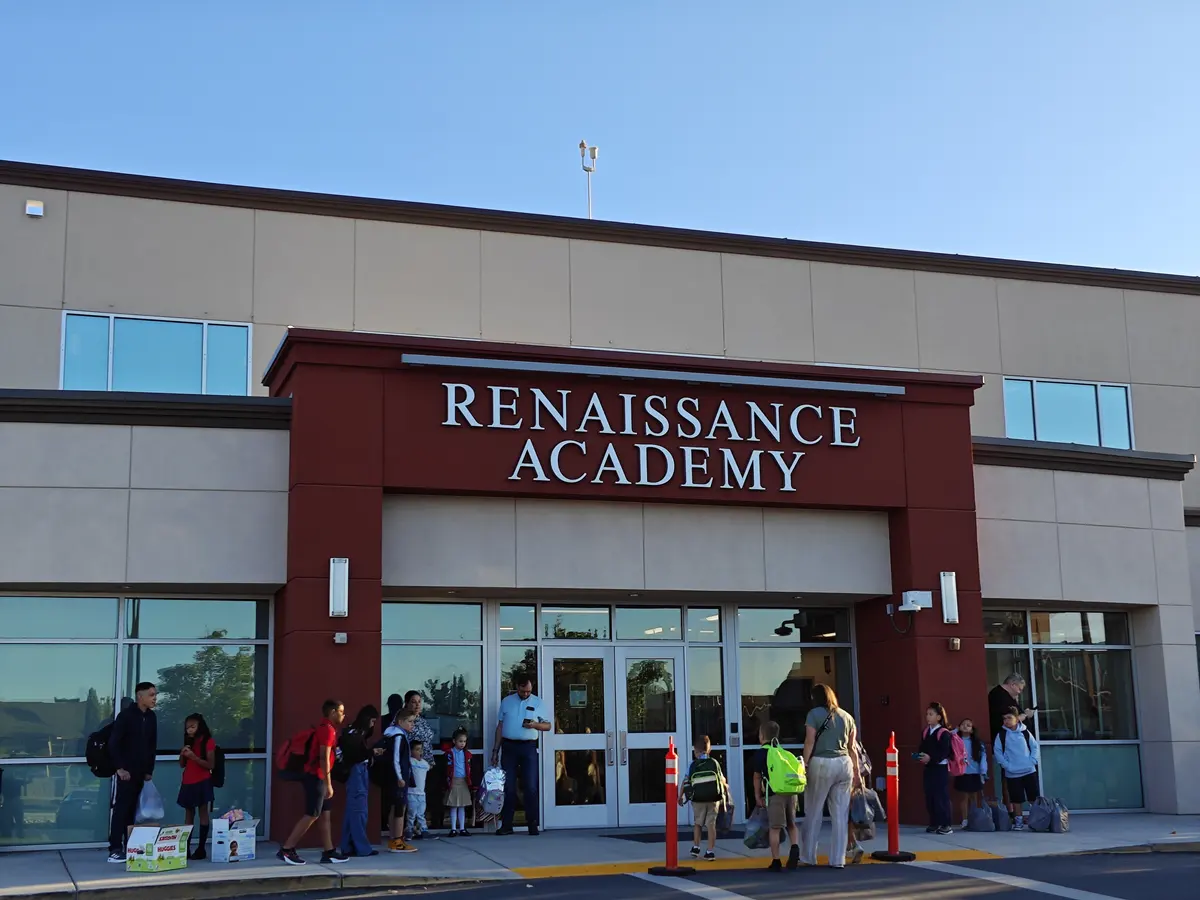 Renaissance Academy校门与学生入校场景