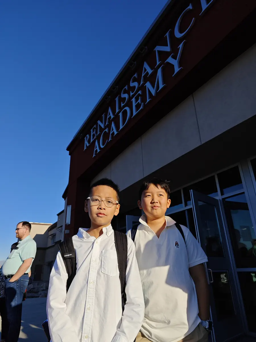 中国学生在Renaissance Academy校门前合影