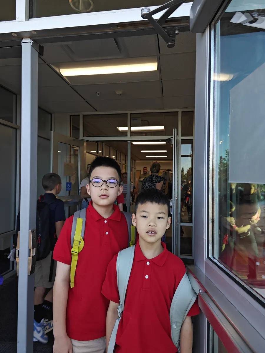 两名中国学生从Renaissance Academy校门进入校园