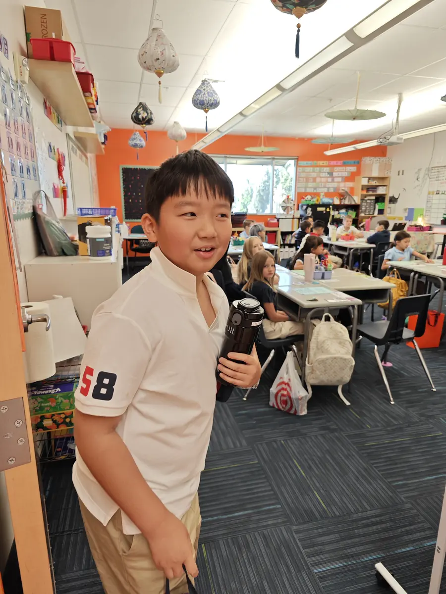 中国学生在美国高中教室参加日常课程