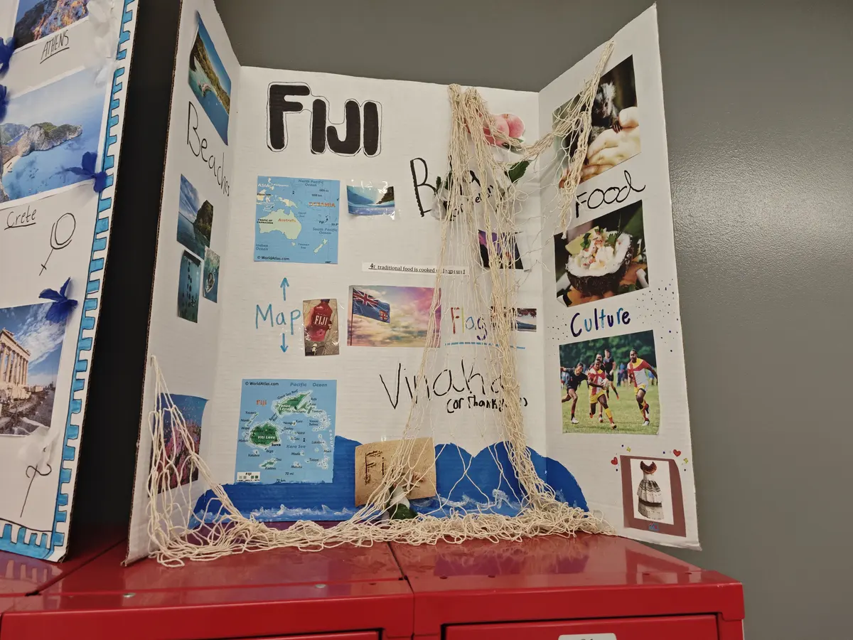 学生制作的斐济文化主题展示板