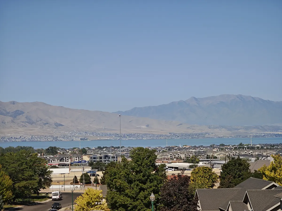 美国犹他州城市社区、远山与湖泊全景