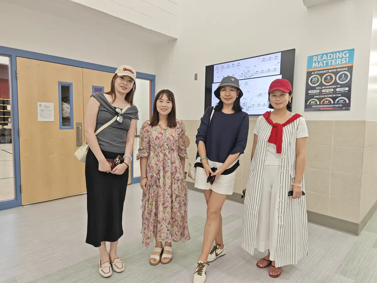 F²EDU团队与美国学校工作人员在校园内合影