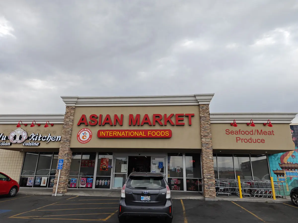 美国社区亚洲食品市场外观与停车区域