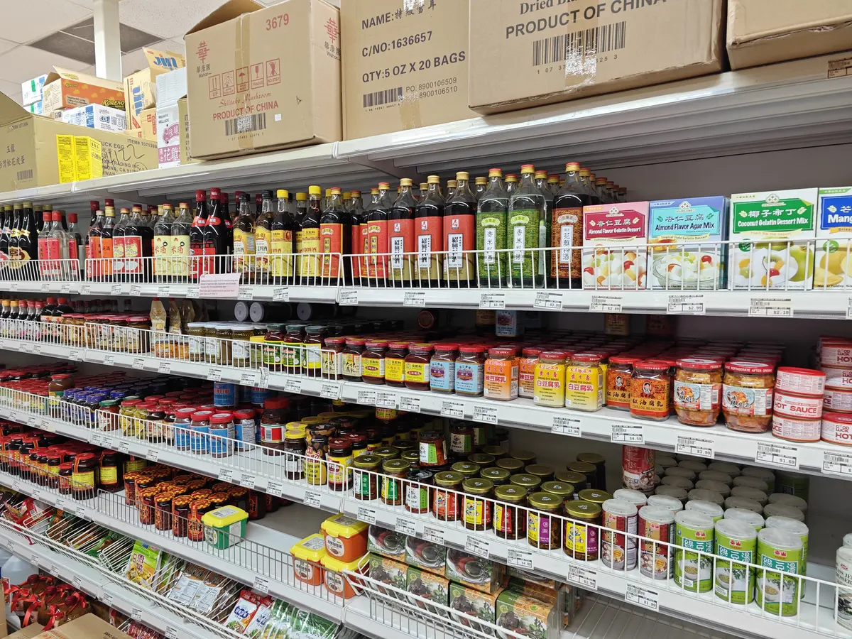 美国亚洲食品市场内的调味料、酱料与粮油货架