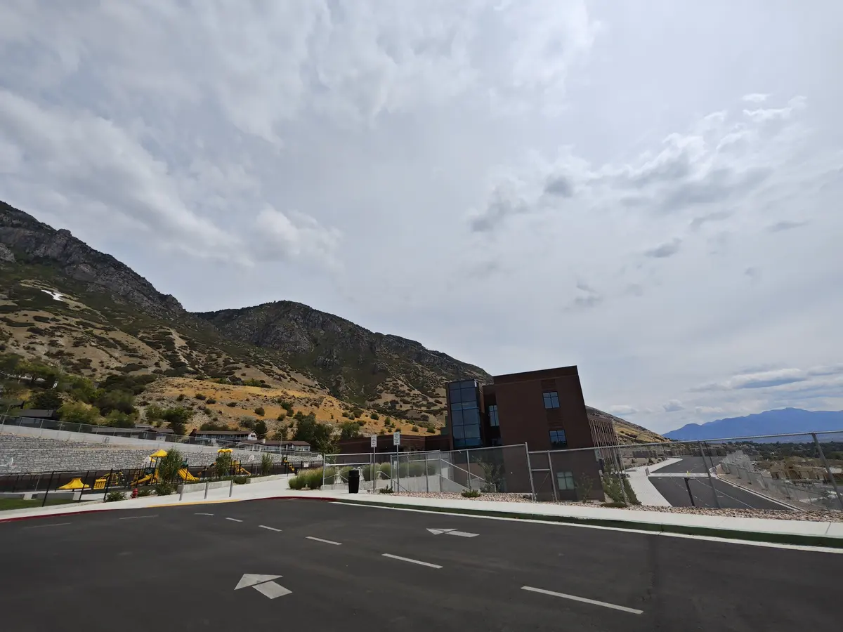 美国学校现代建筑、校园道路与山地背景