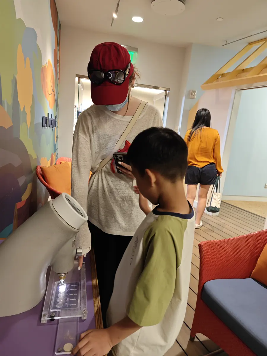 学生在博物馆互动装置前完成观察与操作