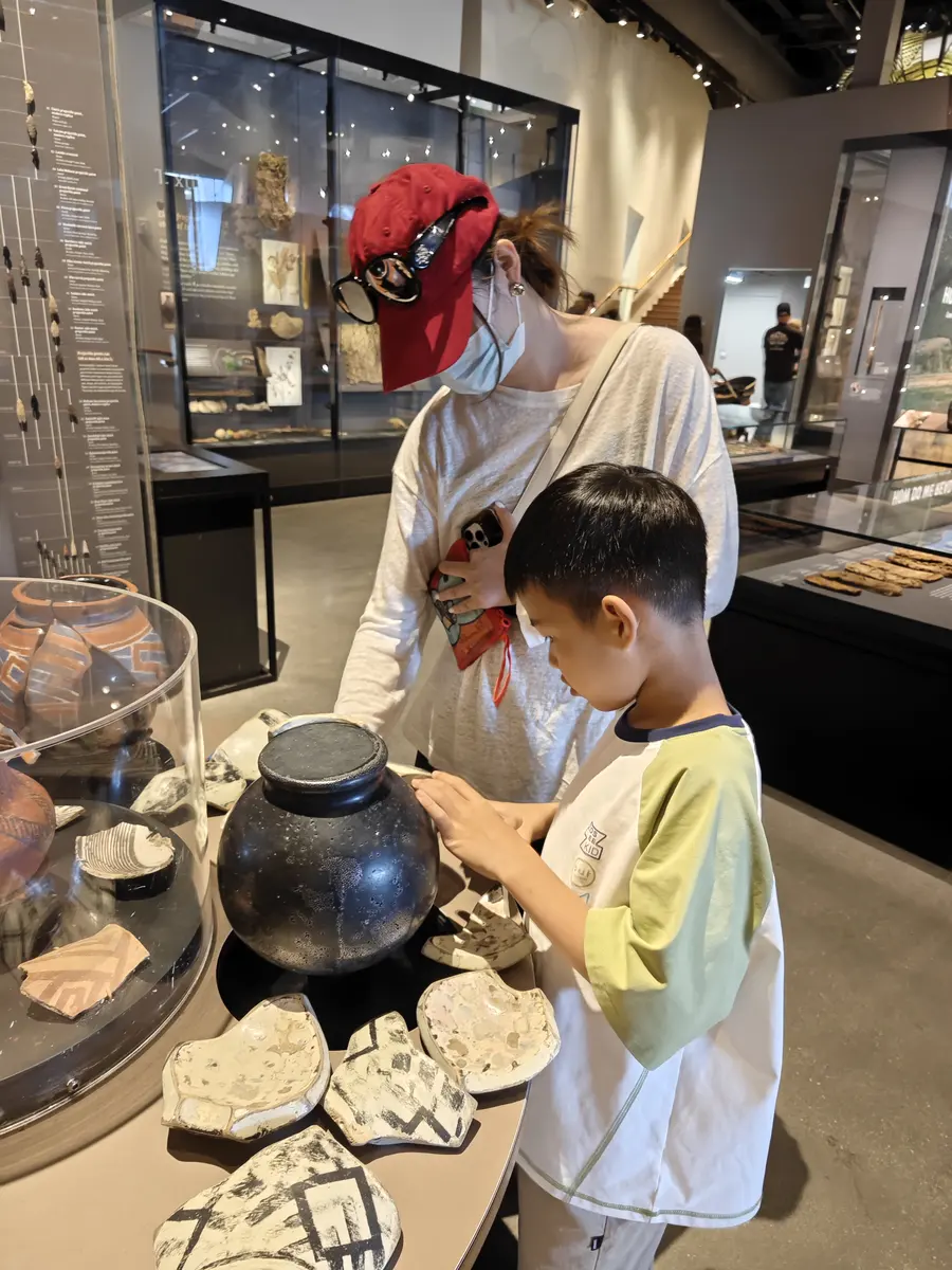 学生在博物馆陶器与历史生活展区进行观察