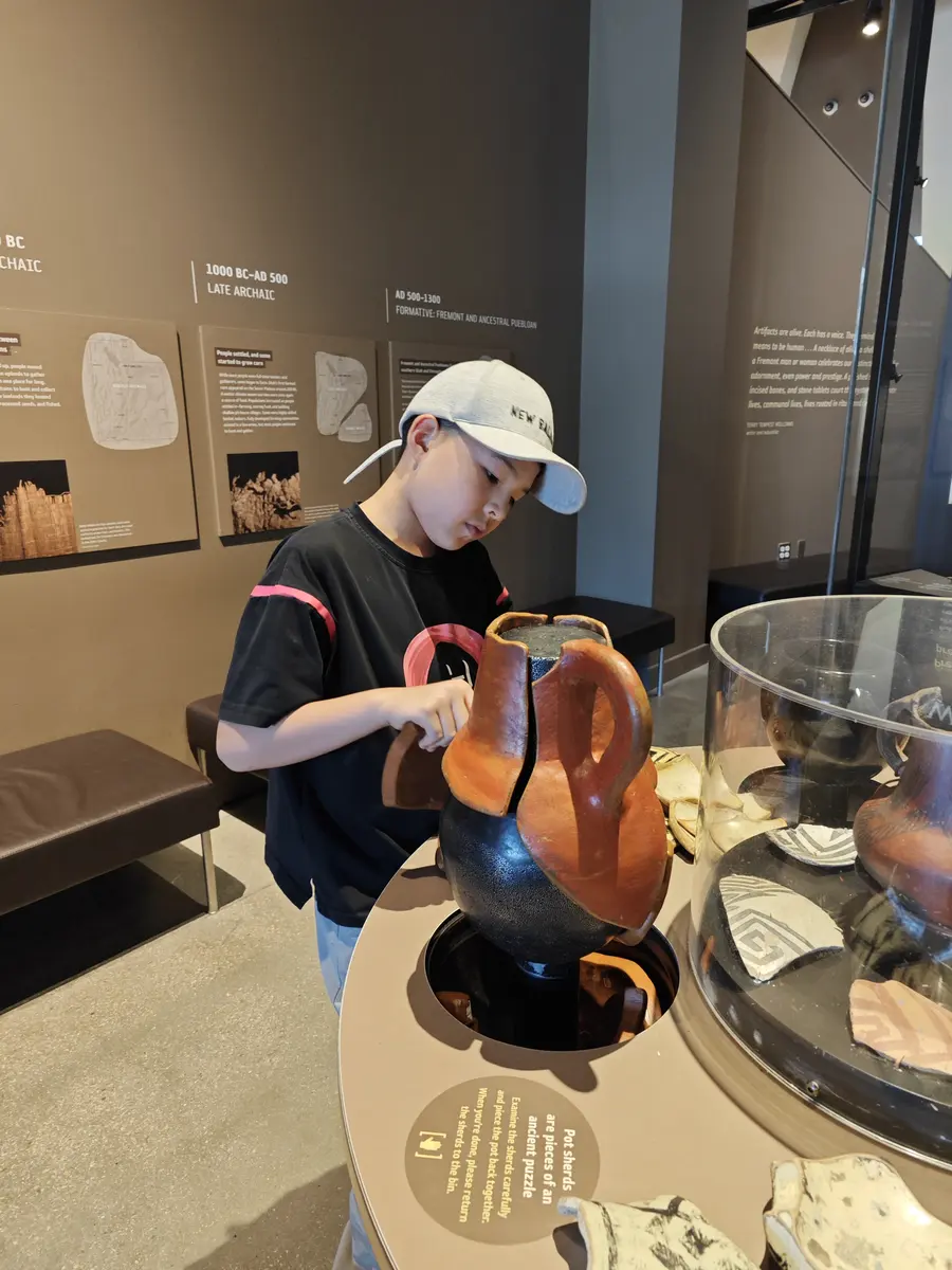 学生在博物馆历史陶器互动展区观察学习