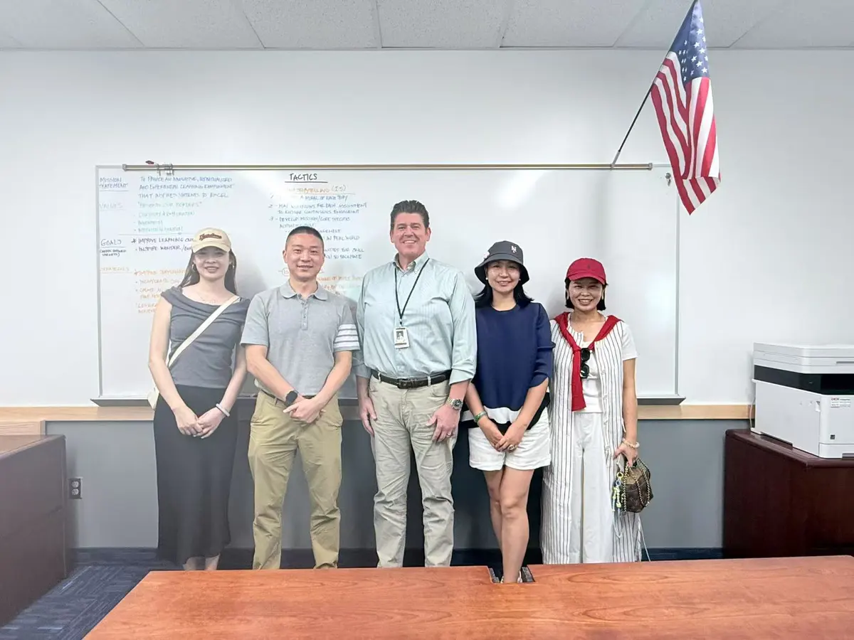 F2EDU团队与美国学校教师在课堂合影