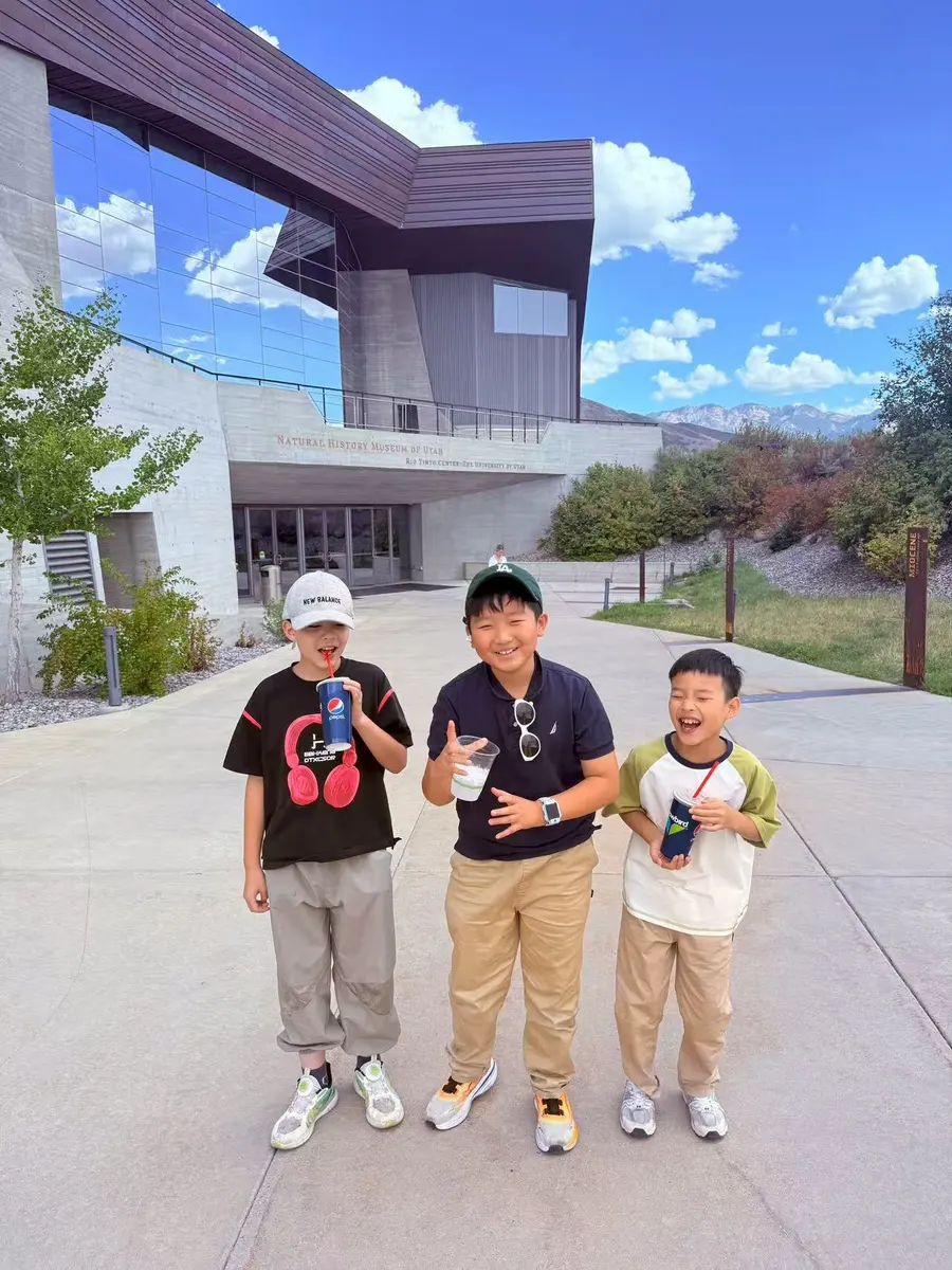 学生在美国校园建筑前合影