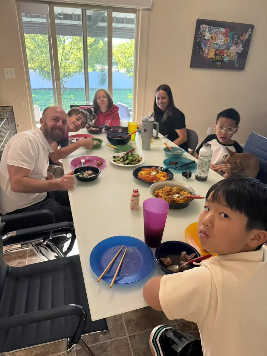 学生与美国住家家庭围桌用餐