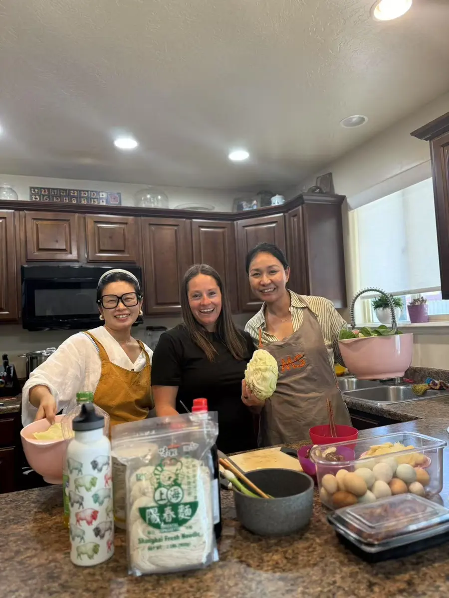 学生与美国住家成员在厨房共同准备餐食