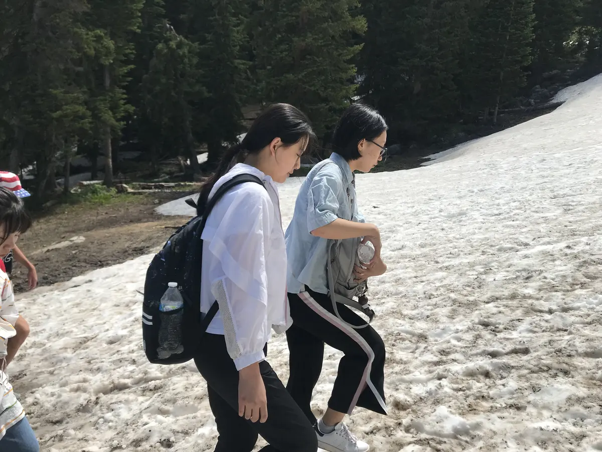 学生在美国雪山步道参加户外研学活动