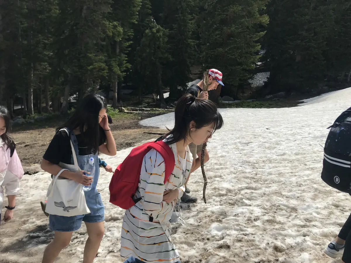 学生研学团队在美国雪山步道共同前行
