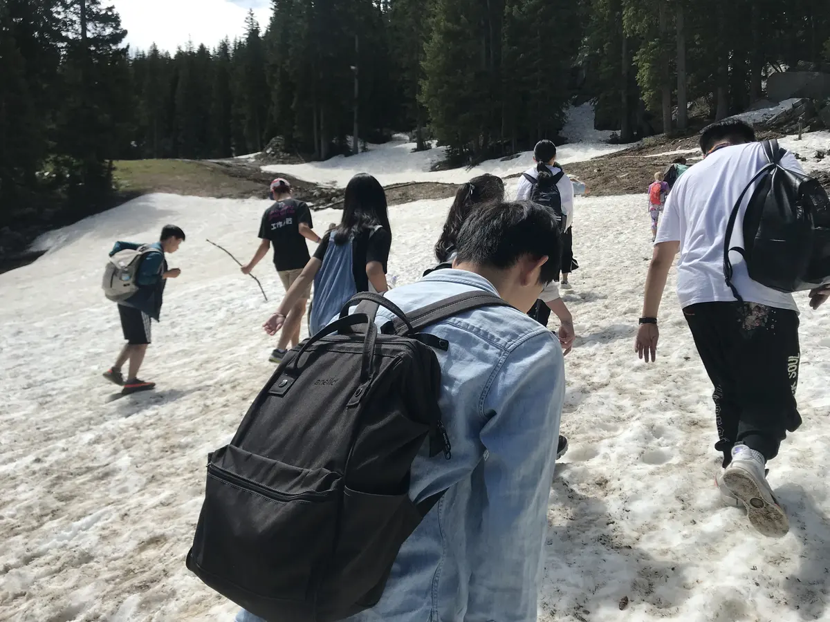 学生研学团队在美国雪山步道参与户外学习