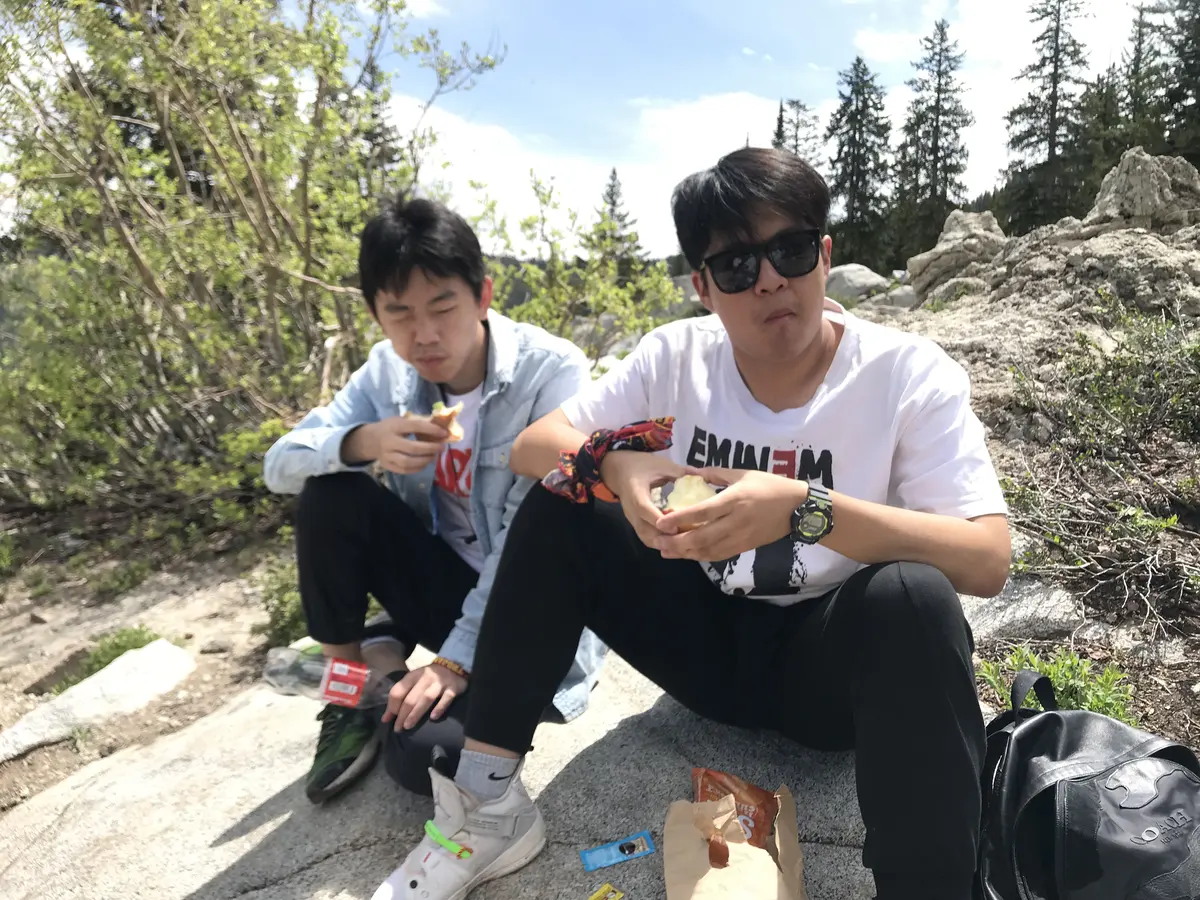 学生在美国山地户外研学途中休息
