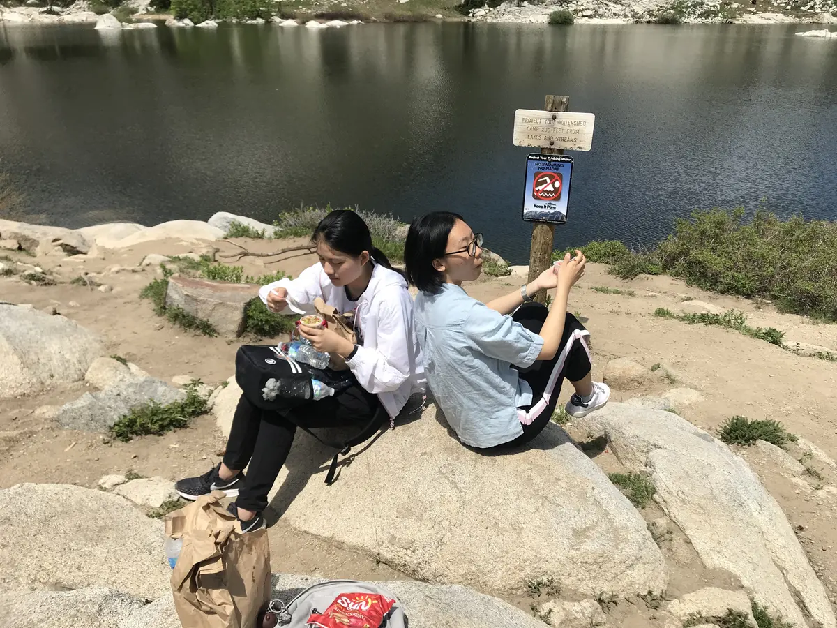 学生在美国山地湖泊参加户外研学