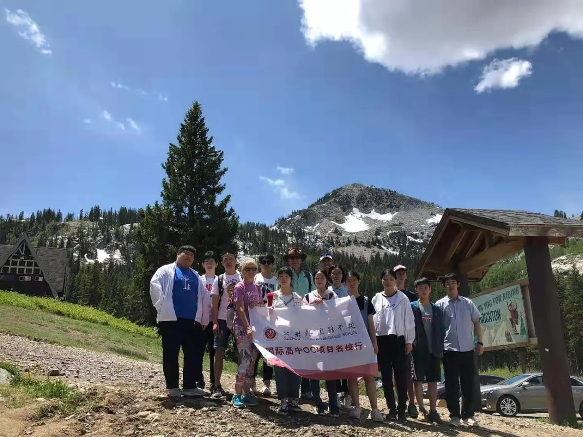 学生团队在美国山地自然环境中集体合影