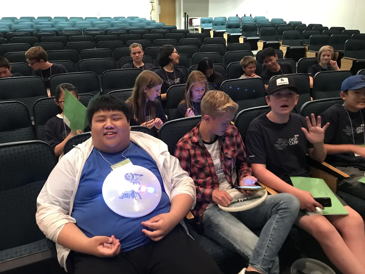 中美学生在学校礼堂参加交流活动并合影