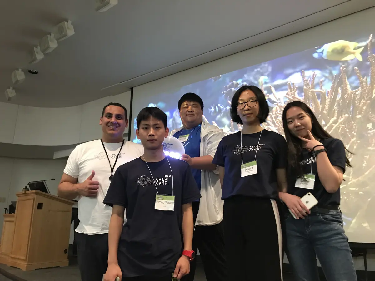 中美学生与教师在学校礼堂活动后合影