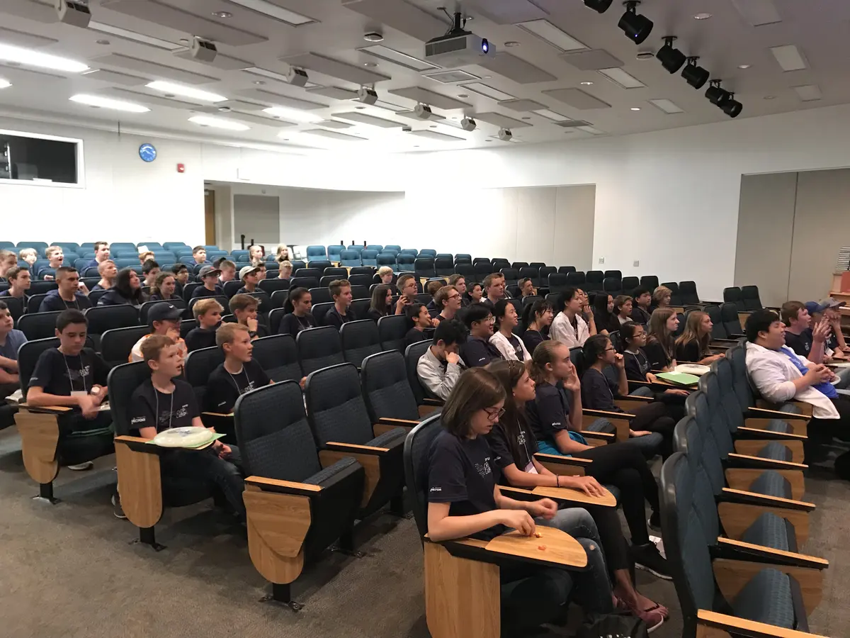 学生在美国学校礼堂参加大型校园活动