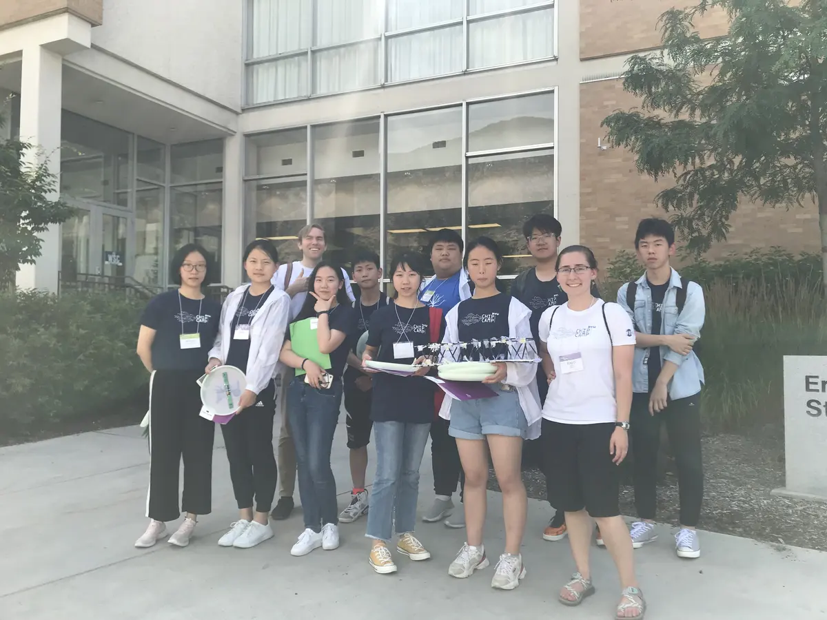 中国学生团队在美国大学学生中心外集体合影