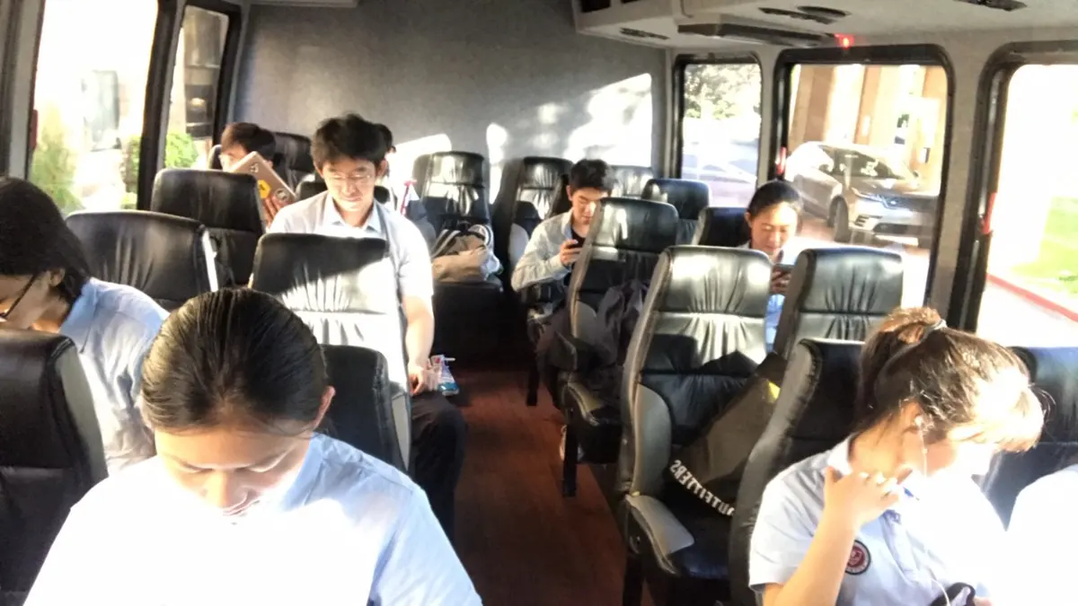中国学生乘坐校车或旅游巴士前往校园活动