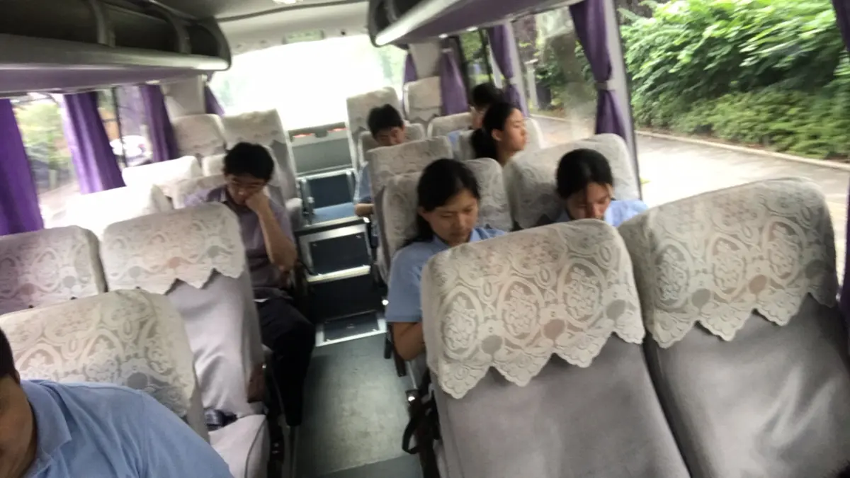 中国学生乘坐校车或旅游巴士前往校园活动的另一画面