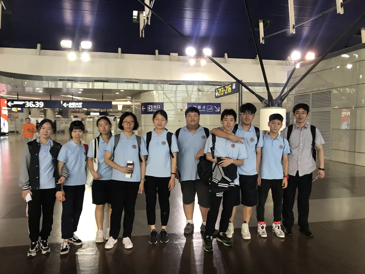 中国学生团队抵达国际机场后集体合影