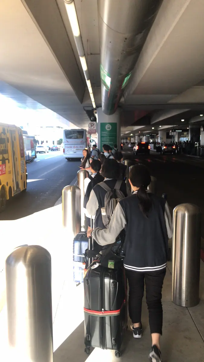 中国学生团队在美国机场等待接驳车辆