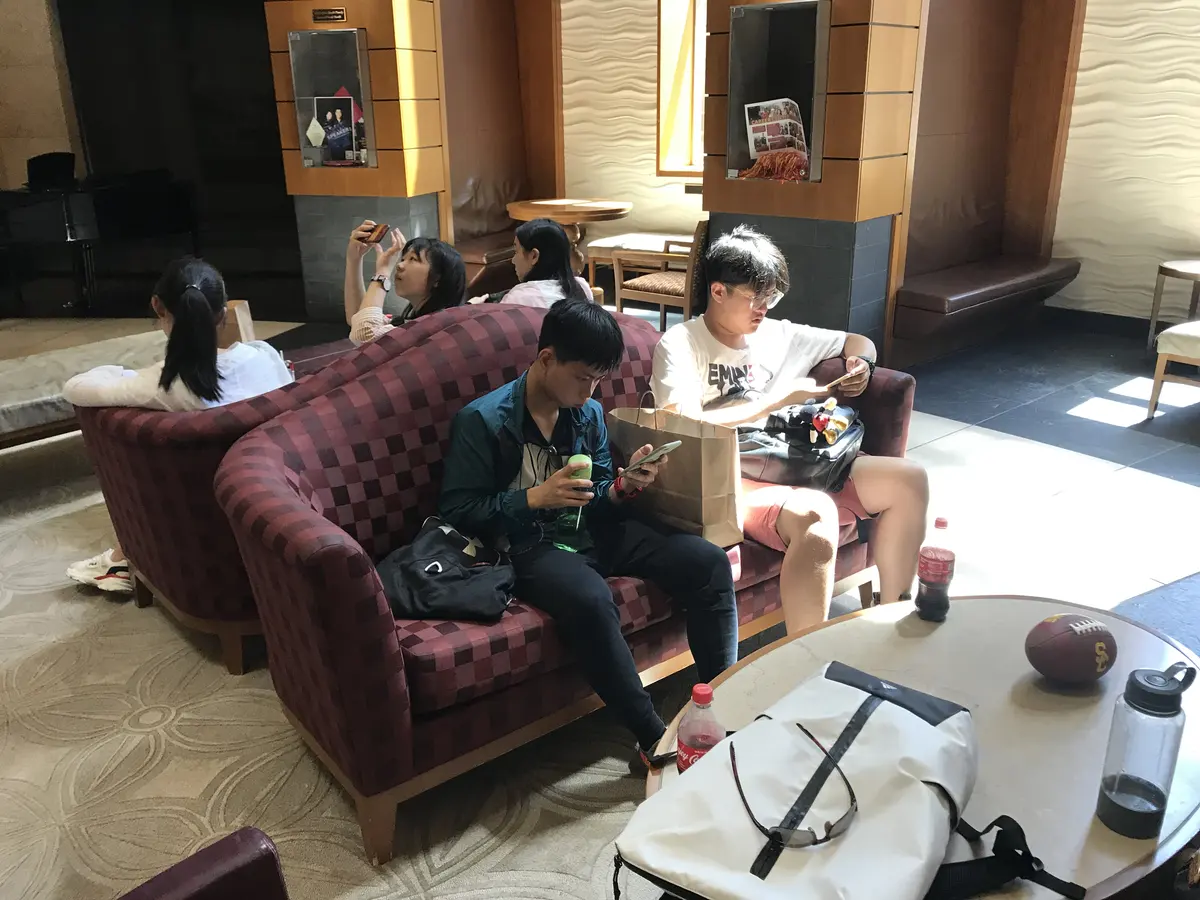 中国学生在美国校园公共休息区交流学习