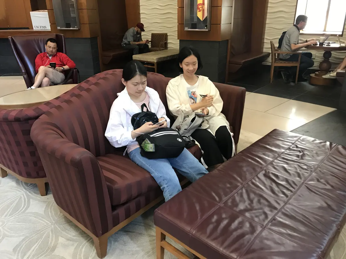 中国学生在美国校园公共休息区交流学习