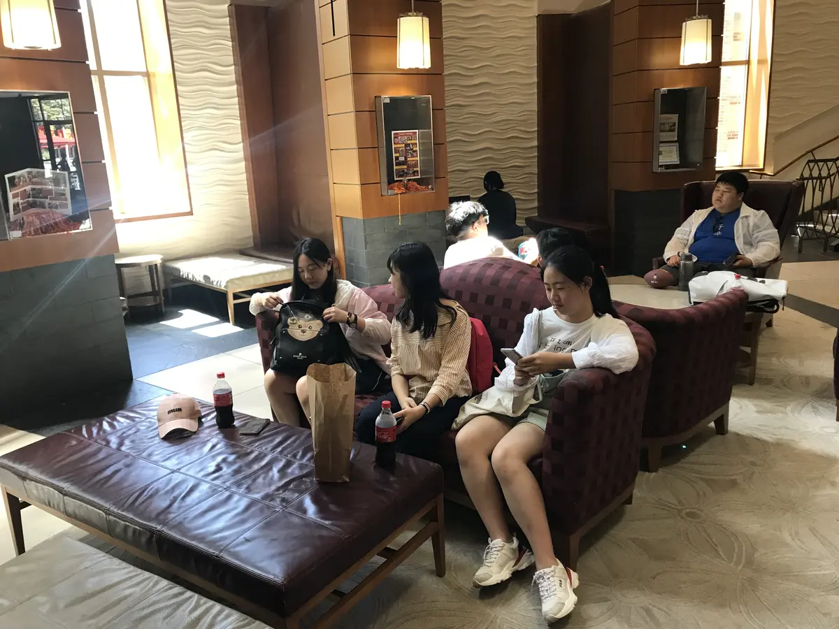 中国学生在美国校园公共休息区交流学习