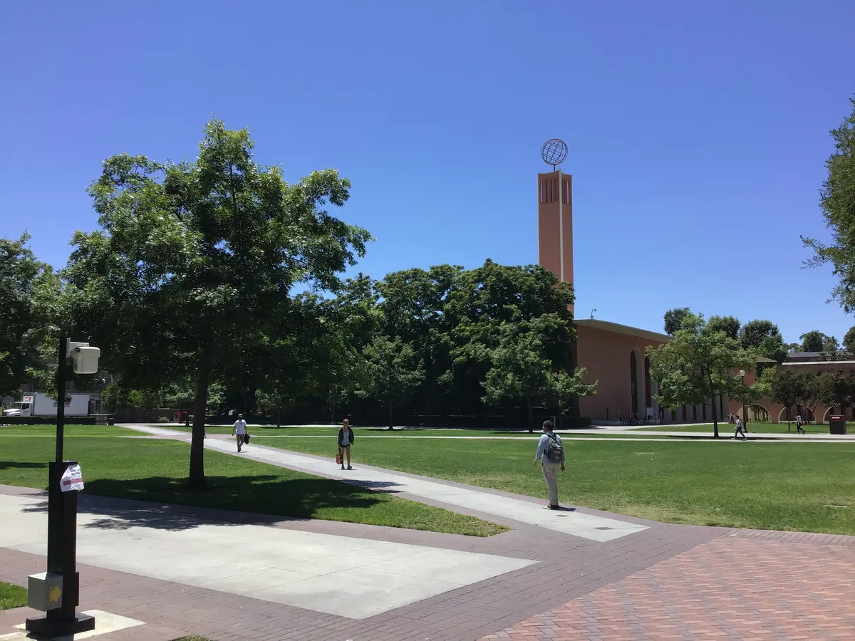 美国大学校园草坪、教学建筑与学生步行环境